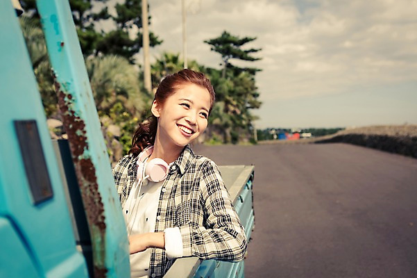 포토 JPG 주간 식물 구름 여자 행복 도로 여유 육상교통 교통수단 여행 자동차 하늘 한국 한명 웃음 사람 앉기 상반신 20대 성인 야외 앞모습 아웃포커스 제주도 헤드폰 한국인 트럭 자유 즐거움 배낭여행 성인여자한명만 성인만 국내포토 자연요소 1 감정 아시아 길 뷰포인트 음향기기 교통 컨셉 교통시설 모션 촬영기법 표정 동양인 청년 여자한명만 성인여자만 파일형식