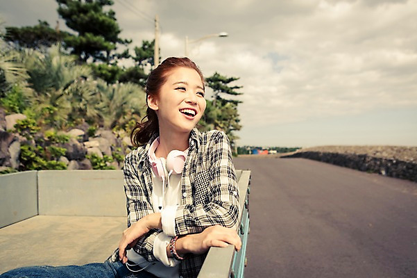 포토 JPG 주간 식물 구름 여자 행복 도로 여유 육상교통 교통수단 여행 자동차 하늘 한국 한명 웃음 사람 앉기 상반신 20대 성인 야외 앞모습 아웃포커스 제주도 헤드폰 한국인 트럭 자유 즐거움 배낭여행 성인여자한명만 성인만 국내포토 자연요소 1 감정 아시아 길 뷰포인트 음향기기 교통 컨셉 교통시설 모션 촬영기법 표정 동양인 청년 여자한명만 성인여자만 파일형식