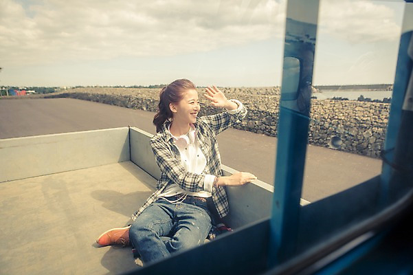 포토 JPG 주간 구름 여자 행복 도로 여유 육상교통 교통수단 여행 자동차 하늘 한국 한명 웃음 사람 앉기 손짓 20대 성인 해변 야외 제주도 헤드폰 한국인 트럭 자유 즐거움 배낭여행 성인여자한명만 성인만 국내포토 자연요소 1 감정 아시아 길 바다 음향기기 교통 컨셉 교통시설 모션 표정 동양인 청년 여자한명만 성인여자만 파일형식