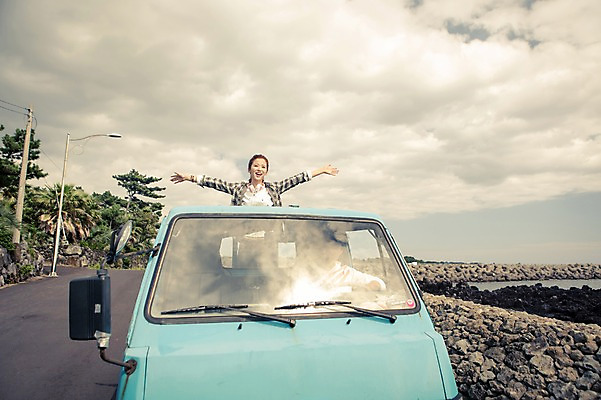 포토 JPG 주간 구름 여자 행복 도로 여유 육상교통 교통수단 여행 자동차 하늘 팔벌리기 한국 한명 서기 웃음 사람 상반신 20대 성인 해변 야외 앞모습 제주도 헤드폰 한국인 트럭 자유 즐거움 배낭여행 성인여자한명만 성인만 국내포토 자연요소 1 감정 아시아 길 바다 뷰포인트 음향기기 교통 컨셉 교통시설 모션 표정 동양인 청년 여자한명만 성인여자만 파일형식