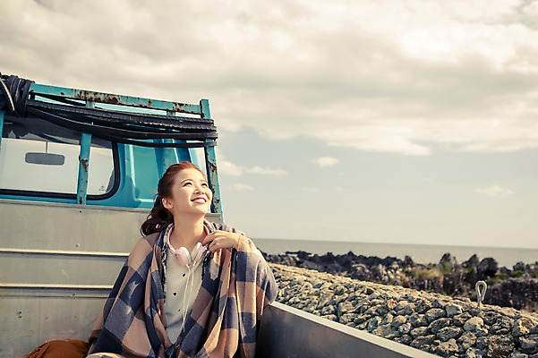 포토 JPG 주간 구름 여자 행복 여유 육상교통 교통수단 여행 자동차 하늘 한국 한명 웃음 사람 앉기 상반신 20대 성인 해변 야외 앞모습 제주도 헤드폰 한국인 트럭 자유 올려보기 즐거움 배낭여행 성인여자한명만 성인만 국내포토 자연요소 1 감정 아시아 바다 뷰포인트 음향기기 교통 컨셉 모션 표정 동양인 청년 여자한명만 성인여자만 파일형식