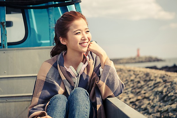포토 JPG 주간 여자 행복 여유 육상교통 교통수단 여행 자동차 하늘 한국 한명 웃음 사람 앉기 상반신 20대 성인 해변 야외 앞모습 아웃포커스 제주도 헤드폰 턱괴기 한국인 트럭 자유 즐거움 배낭여행 성인여자한명만 성인만 국내포토 자연요소 1 감정 아시아 바다 뷰포인트 음향기기 교통 컨셉 모션 촬영기법 표정 동양인 청년 여자한명만 성인여자만 파일형식