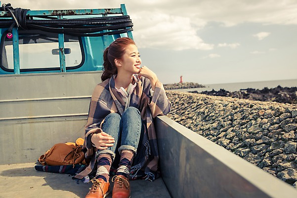 포토 JPG 주간 여자 행복 여유 육상교통 교통수단 여행 배낭 자동차 하늘 한국 한명 웃음 사람 앉기 20대 성인 해변 야외 앞모습 제주도 헤드폰 턱괴기 한국인 트럭 자유 즐거움 배낭여행 성인여자한명만 성인만 국내포토 자연요소 1 감정 아시아 바다 뷰포인트 음향기기 교통 컨셉 가방 모션 표정 동양인 청년 여자한명만 성인여자만 파일형식