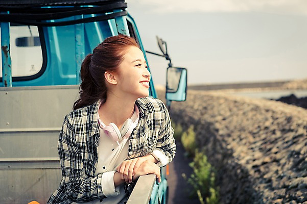 포토 JPG 주간 여자 행복 여유 육상교통 교통수단 여행 자동차 하늘 한국 한명 웃음 사람 앉기 상반신 20대 성인 해변 야외 앞모습 아웃포커스 제주도 헤드폰 한국인 트럭 자유 즐거움 배낭여행 성인여자한명만 성인만 국내포토 자연요소 1 감정 아시아 바다 뷰포인트 음향기기 교통 컨셉 모션 촬영기법 표정 동양인 청년 여자한명만 성인여자만 파일형식