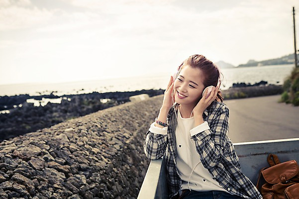 포토 JPG 주간 여자 행복 여유 음악 여행 배낭 한국 한명 웃음 사람 앉기 상반신 20대 성인 야외 앞모습 아웃포커스 제주도 헤드폰 음악감상 한국인 자유 즐거움 배낭여행 성인여자한명만 성인만 국내포토 자연요소 1 감정 아시아 뷰포인트 음향기기 컨셉 가방 모션 문화예술 촬영기법 표정 동양인 청년 감상 여자한명만 성인여자만 파일형식