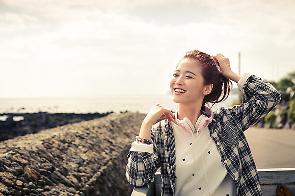 포토 JPG 주간 여자 행복 여유 여행 한국 한명 웃음 사람 앉기 손짓 상반신 20대 성인 야외 앞모습 아웃포커스 제주도 헤드폰 한국인 트럭 자유 즐거움 배낭여행 성인여자한명만 성인만 국내포토 자연요소 1 감정 아시아 뷰포인트 음향기기 컨셉 모션 자동차 촬영기법 표정 동양인 청년 여자한명만 성인여자만 파일형식