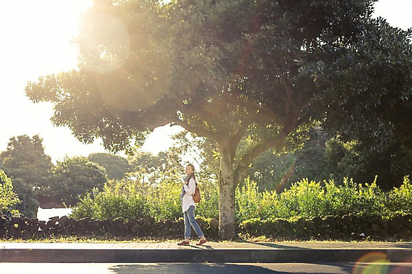 포토 JPG 주간 전신 나무 식물 여자 행복 도로 여유 여행 배낭 자연 한국 한명 서기 웃음 사람 20대 성인 야외 옆모습 햇빛 제주도 걷기 스카프 한국인 자유 즐거움 배낭여행 성인여자한명만 성인만 국내포토 자연요소 1 감정 아시아 길 뷰포인트 컨셉 가방 교통시설 모션 표정 동양인 청년 태양 목도리 생태계 여자한명만 성인여자만 파일형식