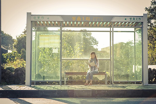 포토 JPG 주간 전신 나무 식물 여자 행복 도로 여유 여행 벤치 자연 한국 한명 들기 사람 앉기 20대 성인 야외 제주도 스카프 한국인 자유 역 버스정류장 가이드북 즐거움 배낭여행 성인여자한명만 성인만 국내포토 자연요소 1 감정 아시아 길 컨셉 의자 교통시설 모션 동양인 청년 목도리 생태계 여자한명만 성인여자만 파일형식