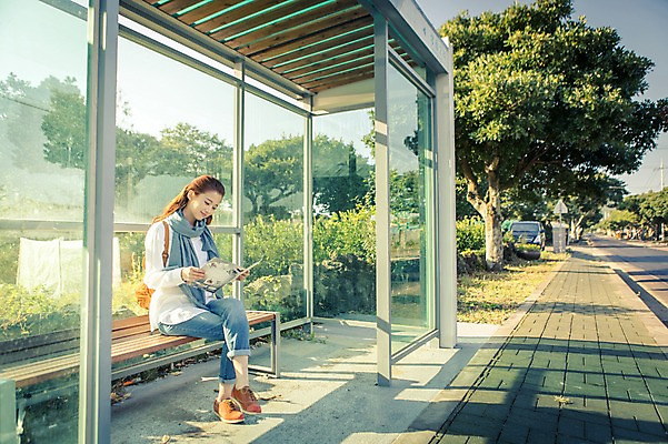 포토 JPG 주간 전신 나무 식물 여자 행복 도로 여유 여행 벤치 배낭 자연 한국 한명 들기 사람 앉기 20대 성인 야외 제주도 스카프 한국인 자유 다리꼬기 역 버스정류장 가이드북 즐거움 배낭여행 안식처 성인여자한명만 성인만 국내포토 자연요소 1 감정 아시아 길 컨셉 의자 가방 교통시설 모션 휴식 동양인 청년 목도리 생태계 여자한명만 성인여자만 파일형식