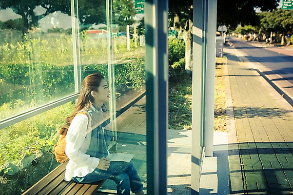 포토 JPG 주간 식물 여자 행복 도로 여유 여행 벤치 배낭 자연 한국 한명 사람 앉기 상반신 20대 성인 야외 제주도 스카프 한국인 자유 다리꼬기 역 버스정류장 가이드북 즐거움 배낭여행 성인여자한명만 성인만 국내포토 자연요소 1 감정 아시아 길 컨셉 의자 가방 교통시설 모션 동양인 청년 목도리 생태계 여자한명만 성인여자만 파일형식