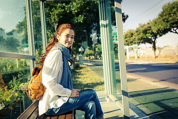 포토 JPG 주간 나무 식물 여자 행복 도로 여유 여행 벤치 배낭 한국 한명 웃음 사람 앉기 상반신 20대 성인 야외 옆모습 아웃포커스 제주도 스카프 한국인 자유 다리꼬기 역 버스정류장 즐거움 배낭여행 성인여자한명만 성인만 국내포토 자연요소 1 감정 아시아 길 뷰포인트 컨셉 의자 가방 교통시설 모션 촬영기법 표정 동양인 청년 목도리 여자한명만 성인여자만 파일형식