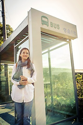 포토 JPG 주간 여자 행복 여유 여행 한국 한명 서기 웃음 사람 상반신 20대 성인 야외 앞모습 제주도 스카프 한국인 자유 역 버스정류장 즐거움 배낭여행 성인여자한명만 성인만 국내포토 자연요소 1 감정 아시아 뷰포인트 컨셉 교통시설 모션 표정 동양인 청년 목도리 여자한명만 성인여자만 파일형식