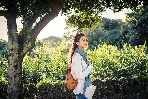 포토 JPG 주간 나무 식물 여자 행복 여유 여행 배낭 자연 한국 한명 서기 웃음 사람 상반신 20대 성인 야외 옆모습 제주도 스카프 한국인 자유 가이드북 즐거움 배낭여행 성인여자한명만 성인만 국내포토 자연요소 1 감정 아시아 뷰포인트 컨셉 가방 모션 표정 동양인 청년 목도리 생태계 여자한명만 성인여자만 파일형식