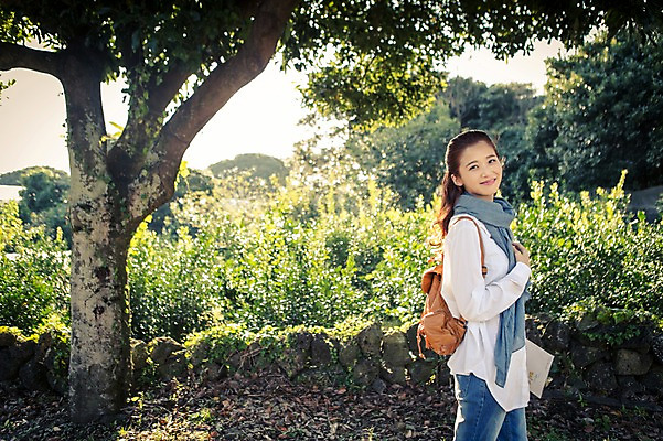 포토 JPG 주간 나무 식물 여자 행복 여유 여행 배낭 자연 한국 한명 서기 웃음 사람 상반신 20대 성인 야외 옆모습 제주도 스카프 한국인 자유 가이드북 즐거움 배낭여행 성인여자한명만 성인만 국내포토 자연요소 1 감정 아시아 뷰포인트 컨셉 가방 모션 표정 동양인 청년 목도리 생태계 여자한명만 성인여자만 파일형식