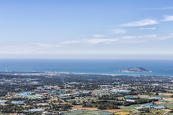 포토 JPG 주간 구름 바다 여행 하늘 한국 풍경 사람없음 야외 제주도 마을 오름 국내포토 자연요소 아시아 파일형식