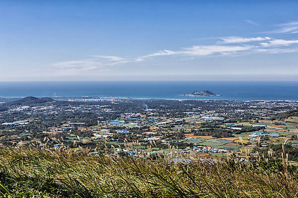포토 JPG 주간 구름 바다 여행 하늘 한국 풍경 사람없음 야외 제주도 마을 오름 국내포토 자연요소 아시아 파일형식