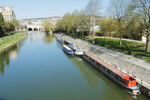 포토 JPG 해외이미지 유럽 건축양식 영국 잉글랜드 거리 사람없음 건물 물 강 맑음 목욕 도시 보트 해외202004 해외포토 자연요소 건축물 건축 나라 배_교통 날씨 청결 파일형식 이미지허브