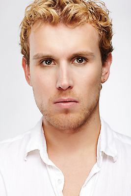 포토 JPG 해외이미지 백인 모델 라이프스타일 유럽 얼굴 셔츠 한명 사람 금발 유행 회색 흰색 화려 러시아인 스타일 해외202004 해외포토 서양인 1 헤어스타일 나라 컬러 컨셉 상의 생활 신체부위 파일형식 이미지허브