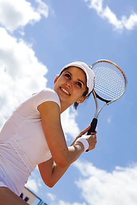 포토 JPG 해외이미지 주간 서양인 우먼라이프 여자 로우앵글 하늘 한명 들기 상반신 성인 야외 옆모습 테니스 테니스라켓 즐거움 테니스복 성인여자한명만 해외202004 해외포토 자연요소 외국인 1 라이프스타일 감정 뷰포인트 모션 사람 운동복 구기 라켓 여자한명만 성인여자만 파일형식 이미지허브