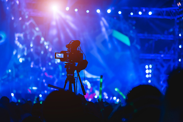 포토 JPG 해외이미지 실루엣 음악 여러명 뒷모습 파란색 빛 축제 콘서트 군중 스포트라이트 캠코더 해외202004 영상촬영 해외포토 뷰포인트 컬러 다수 문화예술 촬영기법 사람 카메라 촬영 공연 파일형식 이미지허브