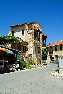 포토 JPG 해외이미지 구름 전통 꽃 유럽 문화 도로 벽 잎 포장 지붕 산 거리 바닥 주택 사람없음 목재 빨간색 초록색 문 마을 힘 조약돌 바위 흰색 거친 영혼 모서리 냄비 땅 지중해 타일 아치 좁은 그리스인 철책 해외202004 해외포토 사이프러스공화국 자연요소 서양인 나무 식물 나라 길 바다 컬러 재료 교통시설 건물 돌_바위 솥 파일형식 이미지허브