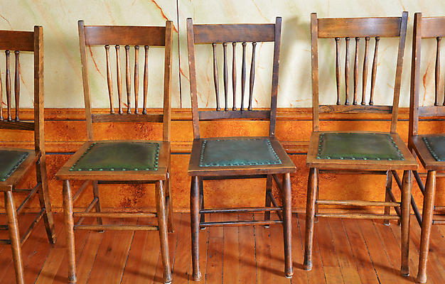 포토 JPG 해외이미지 가구 의자 바닥 앉기 사람없음 목재 수확 골동품 시골 복고 옛날 해외202004 해외포토 나무 생활용품 농업 재료 모션 파일형식 이미지허브