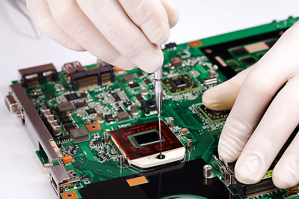 포토 JPG 해외이미지 손 산업 장갑 실내 사람없음 초록색 노트북 컴퓨터 검은색 어둠 장비 흰색 작업 부채 수리 코드 라디에이터 램 설치 프로세서 해외202004 해외포토 잡화 컬러 내부 신체부위 전자제품 파일형식 이미지허브