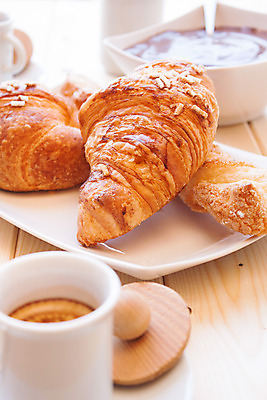 포토 JPG 해외이미지 접시 커피 음식 탁자 아침 디저트 건강 사람없음 여러개 이탈리아 카페 우유 에너지 신선 바 달콤 아침식사 커피잔 먹이 잼 설탕 크림 시작 준비 칼로리 에스프레소 페스츄리 해외202004 해외포토 주간 식기 유럽 음료 빵 가구 다수 잔 유제품 상점 식사 소스_음식 맛 파일형식 이미지허브