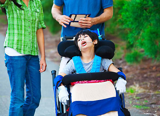 포토 JPG 해외이미지 남자 어린이 가족 태국 피곤 앉기 동양인 소년 야외 세명 장애인 날씬함 휠체어 장애 얇은 혼혈 해외202004 해외포토 아시아 컨셉 관계 모션 사람 인종 몸매 다문화 파일형식 이미지허브