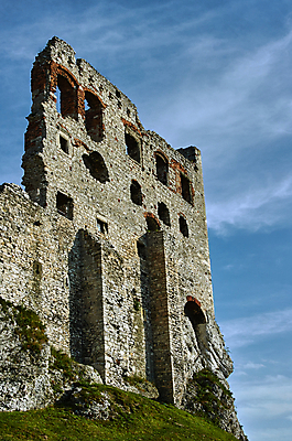 포토 JPG 해외이미지 구름 벽 창문 사람없음 바위 성 중세 폴란드 옛날 파멸 해외202004 해외포토 자연요소 건축물 유럽 컨셉 돌_바위 역사 파일형식 소멸 이미지허브