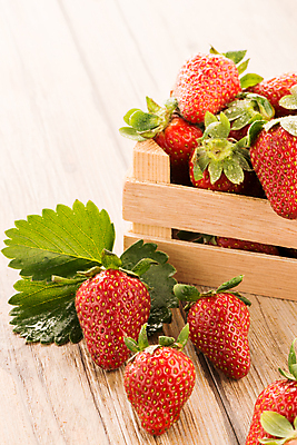 포토 JPG 해외이미지 잎 딸기 실내 사람없음 달콤 나무상자 담기 나무탁자 해외202004 해외포토 식물 과일 모션 탁자 내부 상자 맛 파일형식 이미지허브