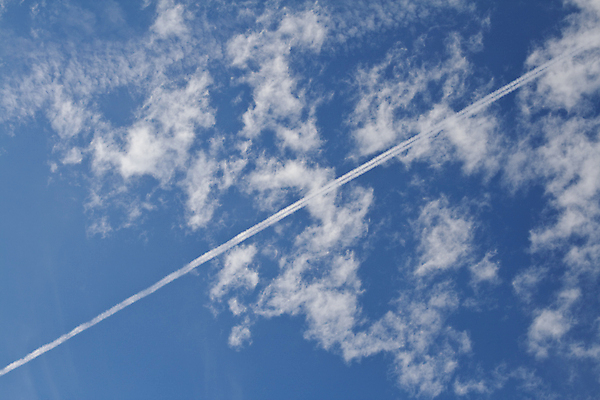 포토 JPG 해외이미지 주간 구름 백그라운드 하늘 비행기 사람없음 야외 파란색 제트기 비행운 해외202004 해외포토 자연요소 컬러 항공교통 대중교통 파일형식 구름_자연 이미지허브