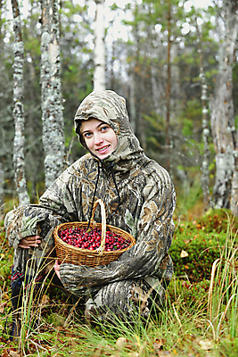 포토 JPG 해외이미지 나무 식물 1 계절 여자 열매 음식 밭 과일 자연 건강 이끼 사람 사람없음 야외 빨간색 초록색 컬러풀 금발 바구니 환경 수확 가을 시골 신선 작업 선택 습지 순수 유기농 날것 내추럴 변소 숙성 크랜베리 해외202004 해외포토 헤어스타일 웰빙 컬러 컨셉 농업 생태계 파일형식 이미지허브