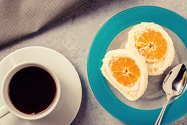 포토 JPG 해외이미지 커피 단면 디저트 귤 실내 사람없음 하이앵글 롤케이크 해외202004 해외포토 음료 음식 뷰포인트 과일 내부 케이크 파일형식 이미지허브