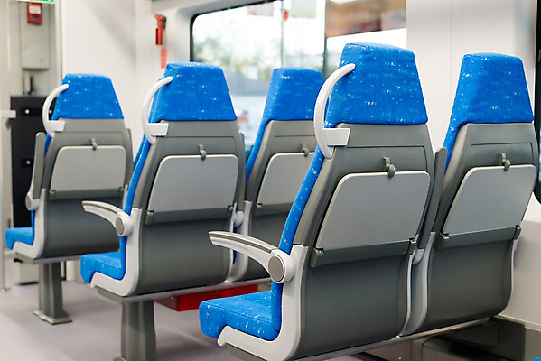 포토 JPG 해외이미지 도로 의자 교통시설 자동차 실내 앉기 사람없음 내부 파란색 공백 기차 표현 커튼 복도 속도 통로 출퇴근 러시아 부드러움 교외 모스크바 시리즈 안락 해외202004 해외포토 유럽 길 육상교통 컬러 가구 교통 컨셉 비즈니스 모션 대중교통 감각 시설 파일형식 이미지허브