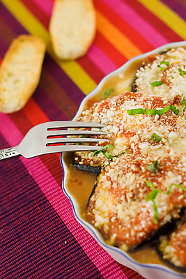 포토 JPG 해외이미지 접시 음식 토마토 채소 가지 사람없음 장식 식사 이탈리아 코트 플랫 오븐 바질 꼬투리 모짜렐라치즈 영양분 전경 해외202004 해외포토 식기 유럽 치즈 풍경 외투 가전제품 파일형식 탑뷰 이미지허브