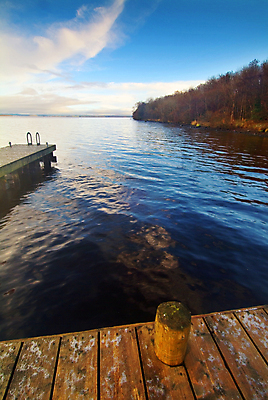 포토 JPG 해외이미지 호수 풍경 사람없음 파란색 반사 평화 산책로 방파제 아일랜드 해외202004 해외포토 공공시설 유럽 길 컬러 컨셉 파일형식 이미지허브
