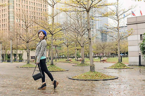 포토 JPG 해외이미지 주간 나무 응시 공원 여자 행복 아시아 얼굴 응원 친절 한국 한명 미소 동양인 야외 유행 걷기 일본 중국 기쁨 가을 화려 대만 동쪽 카피스페이스 해외202004 해외포토 자연요소 식물 1 시선 계절 공공시설 감정 나라 컨셉 모션 표정 사람 인종 신체부위 공백 방향 파일형식 이미지허브