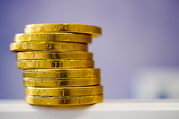 포토 JPG 해외이미지 돈 비즈니스 디저트 사람없음 금융 경제 쌓기 탑 금속 초콜릿 동전 놀람 저축 유로 성장 흰색 대접 변화 재산 황금 달콤 은색 메달 투자 흙더미 고립 센트 해외202004 해외포토 건축물 감정 음식 컬러 컨셉 모션 재질 표정 흙 맛 상_상패 파일형식 더미 이미지허브