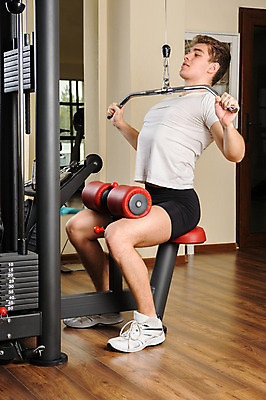 포토 JPG 해외이미지 라이프스타일 남자 스포츠 근육 건강 한명 사람 성인 내부 운동 기계 장비 당기기 무게 연습 체육관 땀 운동가 힘듦 해외202004 해외포토 1 컨셉 모션 생활 파일형식 이미지허브