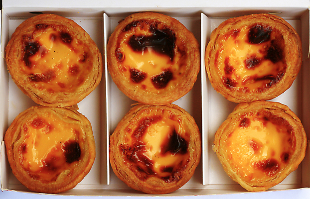 포토 JPG 해외이미지 포장 디저트 실내 사람없음 하이앵글 여러개 달콤 담기 에그타르트 포장상자 해외202004 해외포토 음식 뷰포인트 다수 모션 내부 상자 맛 타르트 파일형식 이미지허브