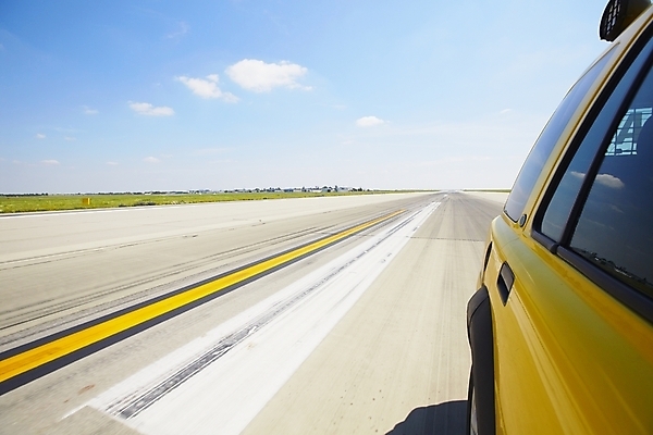 포토 JPG 해외이미지 교통수단 여행 포즈 교통시설 자동차 하늘 안전 사람없음 야외 파란색 노란색 긴급 공항 방향 항공 서비스 사인 속도 도로표지판 보안 활주로 이륙 땅바닥 방법 제어 직진 착륙 카피스페이스 해외202004 해외포토 도로 길 육상교통 컬러 교통 바닥 공백 표지판 시설 파일형식 이미지허브