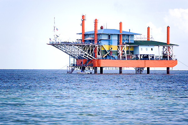포토 JPG 해외이미지 구름 산업 아시아 바다 하늘 사람없음 물 파란색 금속 탐험 보트 휘발유 석유 단상 말레이시아 고립 조작 철강 해외202004 해외포토 자연요소 나라 컬러 배_교통 재질 파일형식 이미지허브