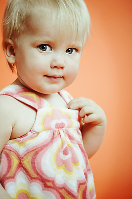 포토 JPG 해외이미지 응시 여자 오렌지 한명 사람 아기 해외202004 해외포토 1 시선 과일 파일형식 이미지허브