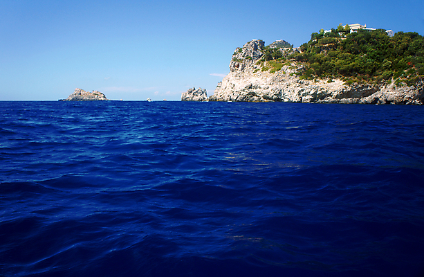포토 JPG 해외이미지 전통 외관 종교 바다 섬 여행 자연 사람없음 건물 물 파란색 태양 교회 그리스 수도원 그리스인 코르푸 해외202004 해외포토 자연요소 서양인 건축물 유럽 컬러 종교건축 생태계 파일형식 이미지허브