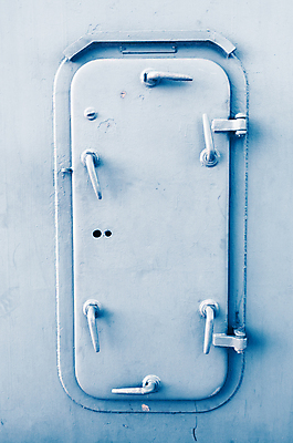 포토 JPG 해외이미지 산업 벽 바다 건축양식 손잡이 안전 사람없음 물 문 금속 회색 바퀴 원형 거친 보트 닫기 철 잠금 보안 대문 함선 가스 철강 해외202004 해외포토 자연요소 도형 건축 컬러 배_교통 모션 재질 파일형식 이미지허브