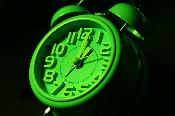 포토 JPG 해외이미지 손 시계 비즈니스 모션 아침 휴식 화살 아이디어 사람없음 사무실 금속 기계 종 시간 잠 클래식 야간 손목시계 오브젝트 복고 공포 아날로그 다이얼 통과 계량기 타이머 경보 마감 분 조언 초시계 충고 카운트다운 타종 해외202004 해외포토 주간 자연요소 컨셉 장신구 재질 신체부위 파일형식 이미지허브