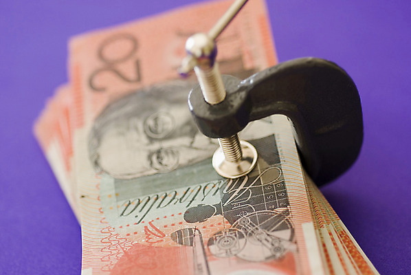 포토 JPG 해외이미지 돈 집게 사람없음 빨간색 달러 금지 호주 줄이기 짜기 비용 해외202004 해외포토 컬러 모션 경제 재산 오세아니아 파일형식 이미지허브