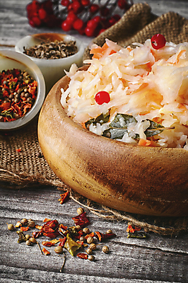 포토 JPG 해외이미지 접시 채소 재료 건강 요리 사람없음 목재 당근 샐러드 기구 시골 사발 맛 양배추 날것 피클 발효 통조림 절임 채식주의자 핸드메이드 홈메이드 해외202004 해외포토 나무 식기 음식 컨셉 뿌리채소 사기그릇 채식 만들기 파일형식 이미지허브