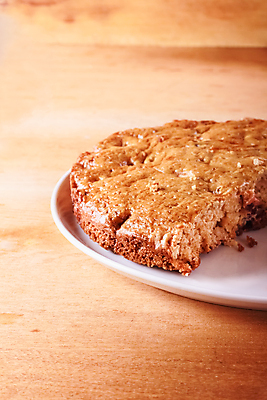 포토 JPG 해외이미지 접시 음식 조각 채소 부분 탁자 디저트 사람없음 세로 케이크 흰색 신선 생일 달콤 맛 자르기 굽기 슬라이스 칼로리 어려움 해외202004 해외포토 식기 기념일 컬러 가구 컨셉 모션 구이 파일형식 이미지허브